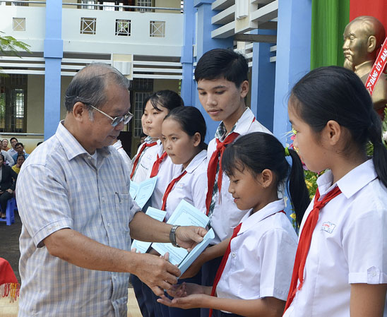 Ông Nguyễn Trọng Minh, nguyên Chủ tịch UBND tỉnh BR-VT tặng “Học bổng Nguyễn Văn Đường” cho HS nghèo hiếu học của Trường THCS Văn Lương.