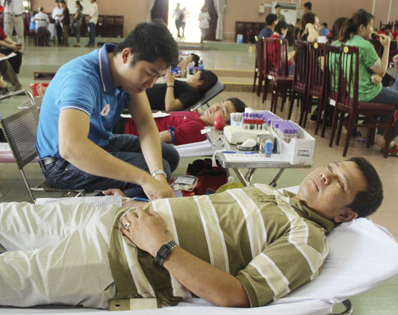 Người dân huyện Long Điền tham gia hiến máu tình nguyện sáng 27-5.