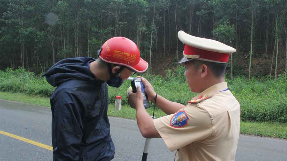 Cán bộ Đội CSGT số 3 Công an Nghệ An kiểm tra nồng độ cồn của người điều khiển phương tiện giao thông trên tuyến đường Hồ Chí Minh