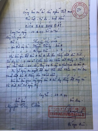 Biên bản bán đất ngày 28-8-1999 chỉ có chữ ký của ông Đỗ Ngọc Huân và bà Nguyễn Thị Cẩm, không có chữ ký của chồng bà Cẩm là ông Nguyễn Văn Ly.