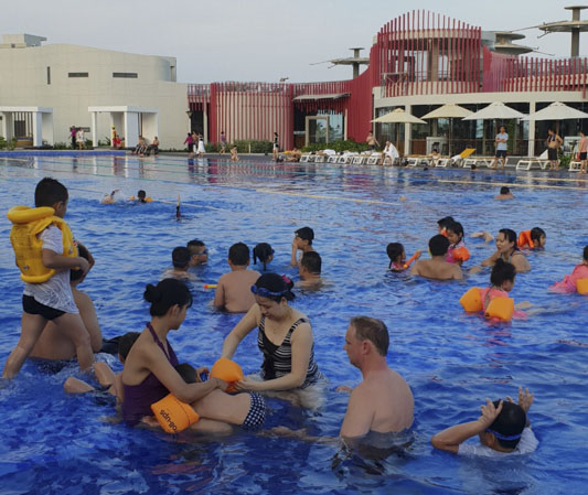 Du khách tắm hồ bơi tại Oceanami Long Hai Villa Beach Club. 