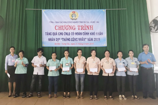 Đại diện CĐ Các KCN tỉnh tặng quà đoàn viên, người lao động tại Công ty TNHH Sản xuất giày Uy Việt.