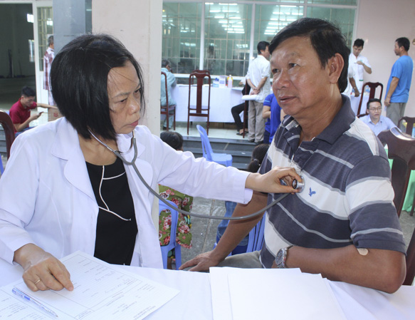Bác sĩ Phòng khám Đa khoa quốc tế Thế Giới Mới khám sức khỏe cho người dân xã Long Sơn.