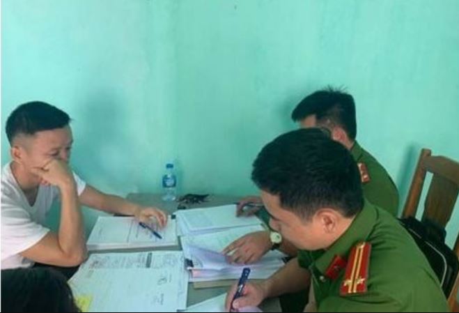 Công an lấy lời khai của đối tượng 