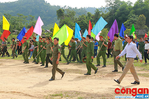 Đông đảo cán bộ, chiến sỹ, đoàn viên, thanh niên tham gia diễu hành tuyên truyền phòng, chống ma túy