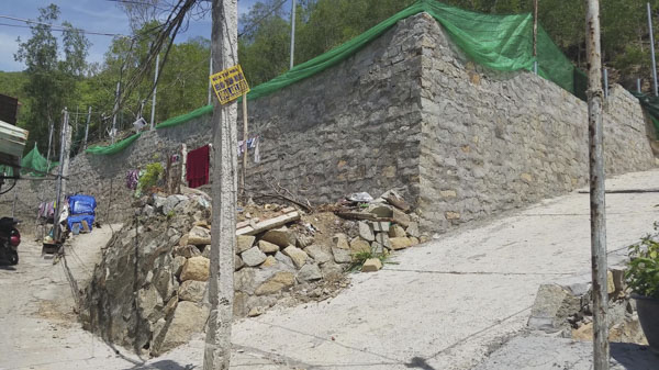 Bờ tường đá kiên cố bao quanh khu đất gần 8.000m2 trên Núi Lớn.