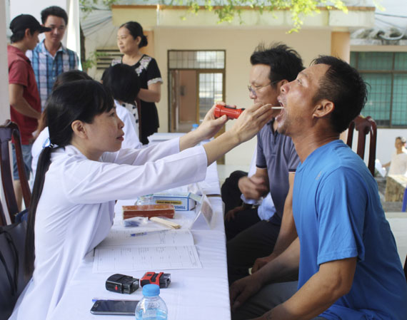 Bác sĩ Phòng khám Đa khoa quốc tế Thế Giới Mới khám sức khỏe cho người dân xã Long Sơn.