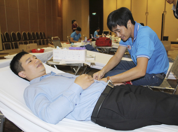 Người lao động khách sạn Pullman tham gia hiến máu tình nguyện.