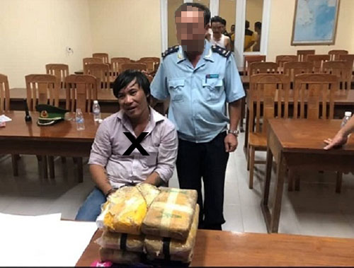 Đối tượng Phan Tất Hưởng (X) cùng tang vật