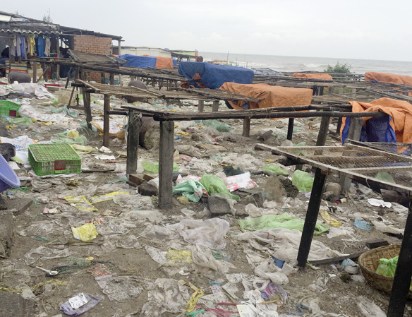 Bãi biển khu phố Lộc An (thị trấn Phước Hải, huyện Đất Đỏ) ngập rác  do người dân sống ven biển xả ra.