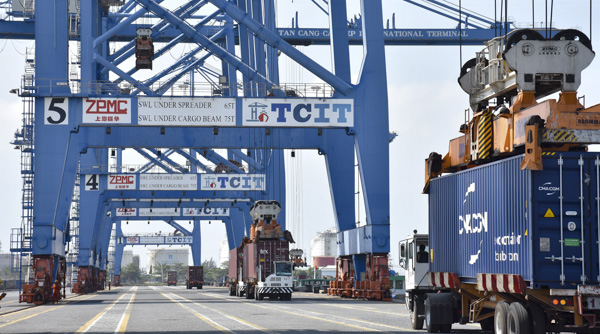 Những năm gần đây, BR-VT đã tập trung xây dựng hạ tầng kết nối để phát triển cảng biển. Trong ảnh: Vận chuyển hàng hóa tại cảng TCIT (TX. Phú Mỹ).