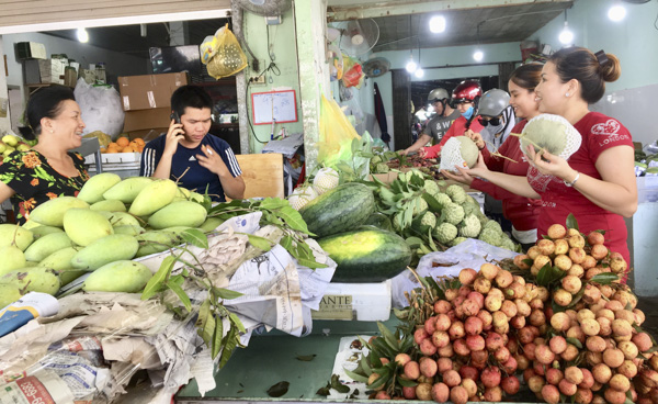 Sản lượng trái cây giảm khiến giá các loại trái cây bị đẩy lên cao. Trong ảnh: Người dân chọn mua trái cây ở chợ Vũng Tàu.