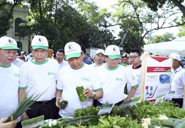 Thủ tướng Nguyễn Xuân Phúc và các đại biểu thăm Triển lãm ảnh “Thử thách để thay đổi” và khu trưng bày các sản phẩm thân thiện môi trương, các giải pháp thay thế nhựa sử dụng một lần và nilon khó phân huỷ.  Ảnh: THỐNG NHẤT 