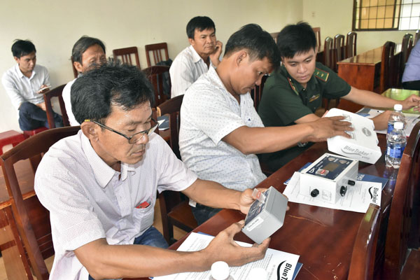 Các cơ quan chức năng thường xuyên tổ chức các lớp tuyên truyền tập huấn cho ngư dân về sử dụng máy GSHT. Trong ảnh: Lực lượng Bộ Chỉ huy Biên phòng tỉnh hướng dẫn ngư dân xã Phước Tỉnh, huyện Long Điền sử dụng máy GSHT.
