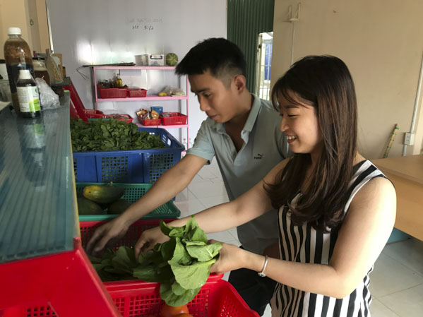 Khách hàng chọn mua rau tại cửa hàng rau hữu cơ Orifarm (214, Nguyễn Hữu Cảnh, TP. Vũng Tàu). Ảnh: QUANG VINH