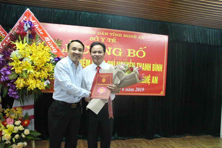 Ông Dương Đình Chỉnh Giám đốc Sở Y tế Nghệ An trao quyết định bổ nhiệm Giám đốc Bệnh viện Nội tiết Nghệ An. 
