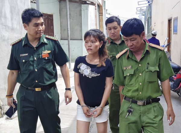Lực lượng chức năng áp giải đối tượng Nguyễn Thị Như Ngọc đến khám xét tại phòng trọ để làm rõ hành vi tàng trữ trái phép chất ma túy.