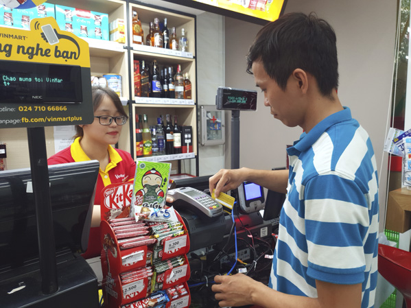 Khách hàng thanh toán bằng thẻ tại Cửa hàng Vimart+ (93 Lê Lợi, TP. Vũng Tàu).