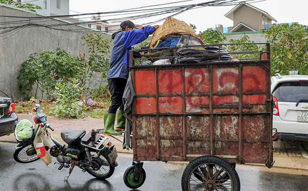 Xe rác tự chế mất an toàn giao thông và gây mất vệ sinh đô thị.