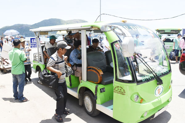 Xe chạy bằng xăng sinh học của DNTN Gas Thu Tâm đón khách tại cảng Bến Đầm - Côn Đảo. 