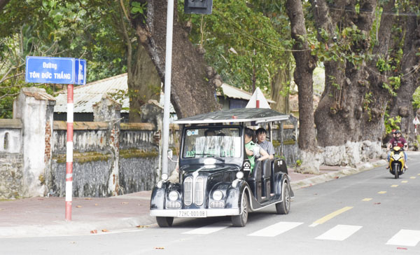 Một chiếc xe điện kiểu dáng ô tô cổ lưu thông trên đường Lê Duẩn (Côn Đảo).
