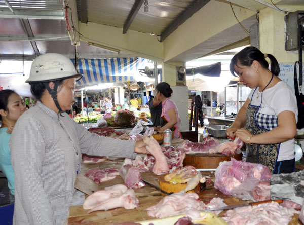 Lượng người mua thịt heo ở các chợ giảm mạnh trước thông tin về dịch tả heo châu Phi lây lan rộng. Trong ảnh Người dân mua thịt heo tại chợ Rạch Dừa. Ảnh: ĐÔNG HIẾU
