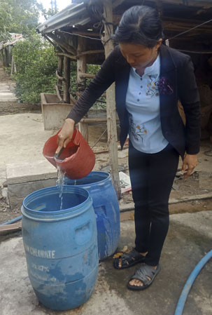 Gia đình bà Đỗ Thị Nga (ảnh) và người dân tổ 8, ấp Phú Lâm, xã Hòa Hiệp rất lo lắng về sức khỏe vì hàng ngày phải sử dụng nguồn nước giếng nhiễm phèn. 