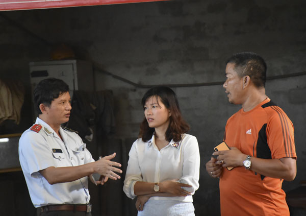  Đại diện Đoàn Thanh tra trao đổi với đại diện Công ty TNHH MTV Gỗ Phương Nam.