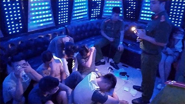 Kiểm tra tại quán karaoke PhanTom.