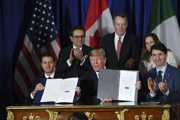 Tổng thống Mexico Enrique Pena Nieto, Tổng thống Mỹ Donald Trump và Thủ tướng Canada Justin Trudeau tại lễ ký USMCA. 