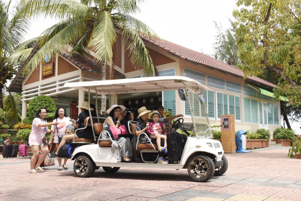 Du khách ngồi xe điện ngoạn cảnh Hương Phong-Hồ Cốc Beach Resort (huyện Xuyên Mộc).