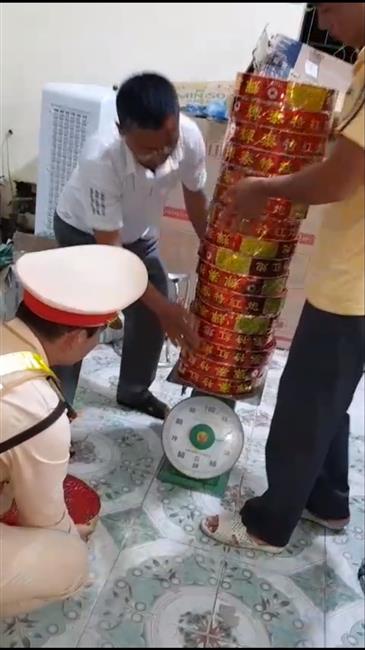    Cán               bộ           Trạm CSGT Diễn Châu kiểm        tra             trọng lượng    số          pháo          thu           giữ