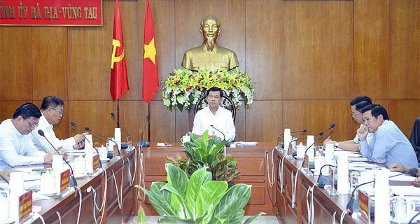 Ông Nguyễn Hồng Lĩnh, Ủy viên Trung ương Đảng, Bí thư Tỉnh ủy, Chủ tịch HĐND tỉnh, chủ trì cuộc họp.