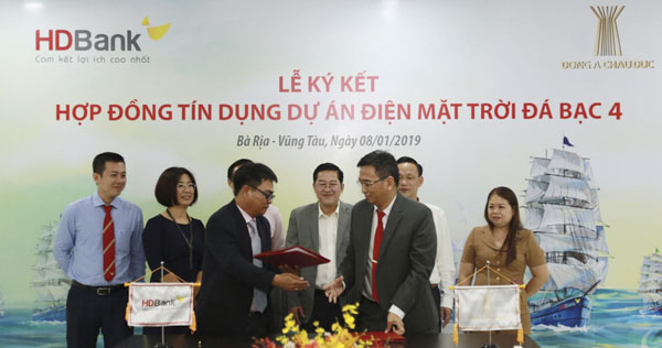 Ông Nguyễn Gia Hồng (bìa trái), Giám đốc HDBank trao hợp đồng tín dụng dự án điện mặt trời Đá Bạc 4, KCN Châu Đức.