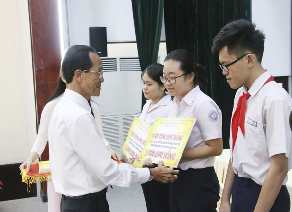 Ông Huỳnh Quang Vinh, Chủ tịch UBMTTQ Việt Nam TP. Vũng Tàu tặng học bổng cho HS DTTS hiếu học. 