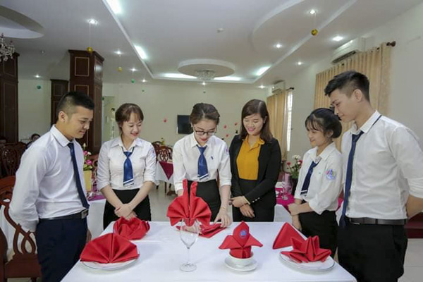 Sinh viên Trường CĐ Du lịch Vũng Tàu trong giờ thực hành.