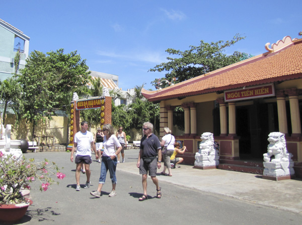 Du khách nước ngoài tham quan di tích lịch sử Đình thần Thắng Tam.
