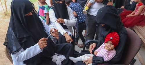 Nhân viên y tế tiêm phòng cho trẻ em trong chiến dịch phòng chống bệnh sởi và rubella ở Aden, Yemen (Ảnh: UNICEF)