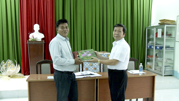 Ông Đỗ Tấn Hòa (bìa trái), Bí thư Chi bộ Ông Trịnh nhận tủ sách do ông Châu Văn Măng, Bí thư Đảng ủy phường Tân Phước trao tặng.  