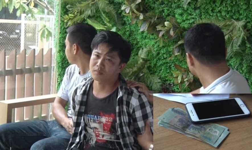 Đối tượng Nguyễn Thế Cường (mặc áo sơ mi ca rô) và tang vật vụ án