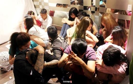 Ngày càng có nhiều bạn trẻ sa chân vào con đường nghiện ngập. Đây là hình ảnh một vụ kiểm tra một quán bar ở TPHCM, phát hiện hàng chục thanh thiếu niên dương tính với ma túy. Ảnh tư liệu
