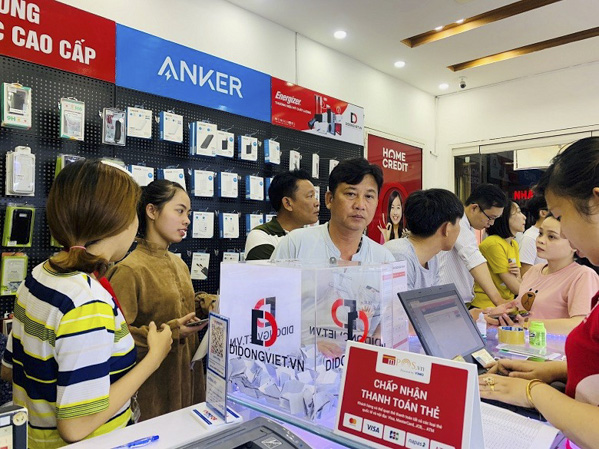 Hình ảnh khách mua hàng tại Di Động Việt.