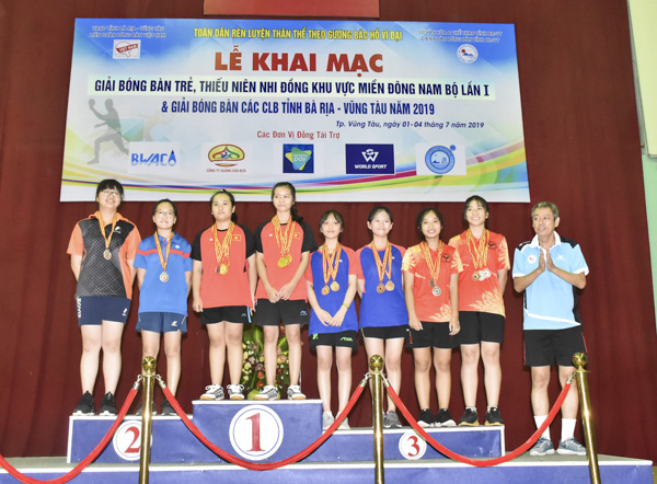 Ông Phan Trọng Tuấn, Phó Chủ tịch Liên đoàn Bóng bàn tỉnh BR-VT trao giải cho nội dung đôi nữ nhóm tuổi 14-15.