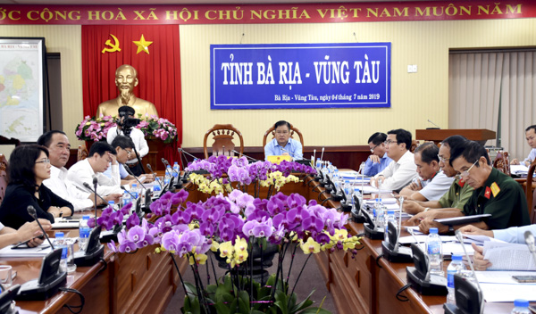 Ông Nguyễn Văn Trình, Chủ tịch UBND tỉnh chủ trì cuộc họp tại điểm cầu Bà Rịa-Vũng Tàu.