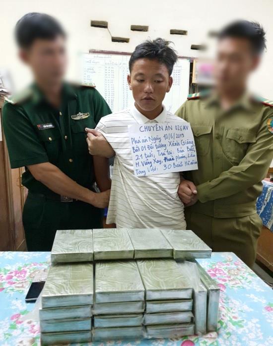 Đối tượng Xênh Giàng cùng tang vật 30 bánh heroin trong Chuyên án 026AV