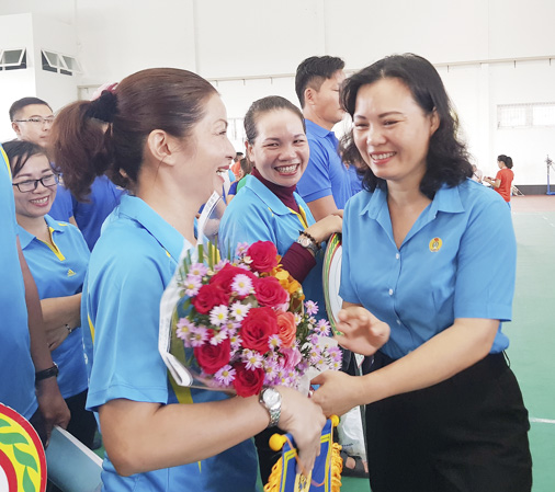 Bà Huỳnh Thị Phúc, Phó Chủ tịch LĐLĐ tỉnh tặng hoa và cờ lưu niệm cho các đội.