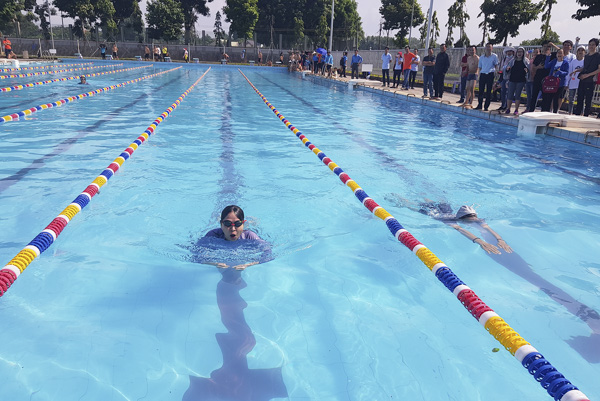 Vận động viên nữ thi môn bơi lội.