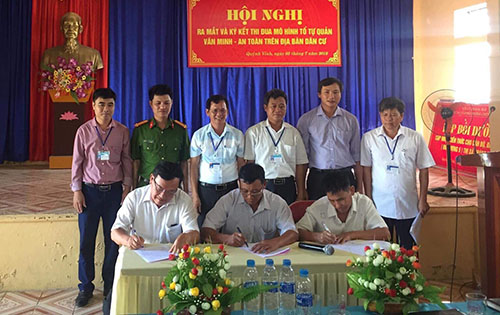Đại diện các tổ ký kết giao ước thi đua