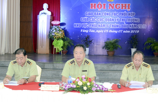 Ông Trần Hữu Linh, Tổng Cục trưởng, Tổng cục Quản lý thị trưởng (giữa) chủ trì hội nghị.