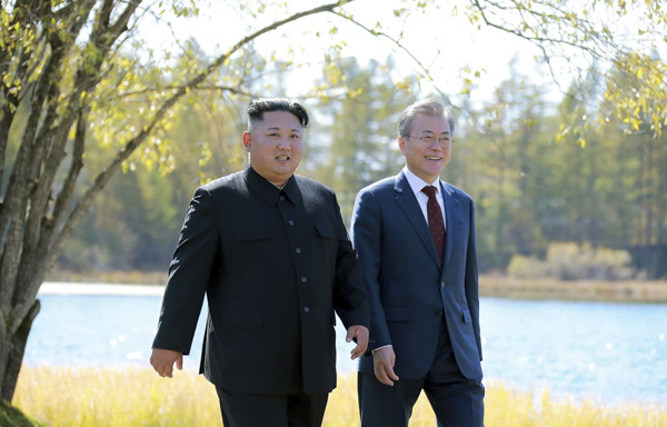Nhà lãnh đạo Triều Tiên Kim Jong-un (phải)  và Tổng thống Hàn Quốc Moon Jae-in tại cuộc gặp thượng đỉnh ở Samjiyon, Triều Tiên, ngày 20/9/2018.